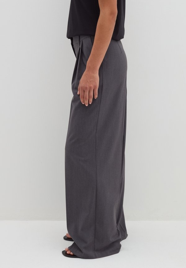 Stefanel SLOUCHY-FIT WITH DARTS
