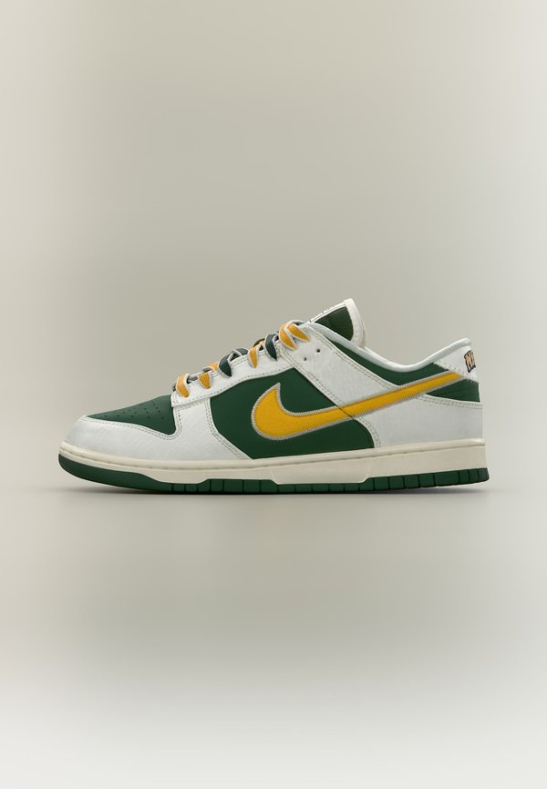 Nike Sportswear NIKE DUNK LOW RETRO SE SPORT - Trainers - sail/univ gold coloured/fir/univ red/black