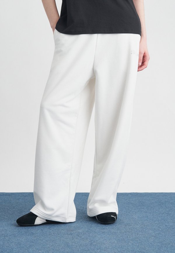 Puma GRAPHIC LEO LUXE BEDAZZLED SLOUCHY - Tracksuit bottoms - puma white