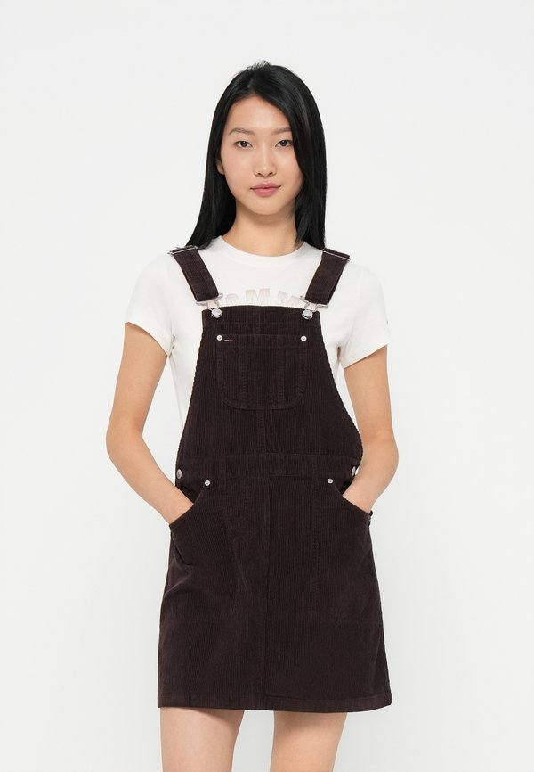 Tommy Jeans SCRIPT DUNGAREES DRESS