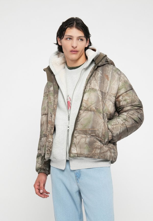 Abercrombie & Fitch AIRCLOUD HOODED PUFFER CAMO