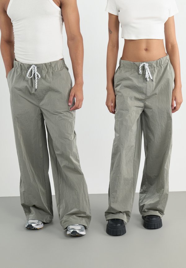 YOURTURN by Zalando REFLECTIVE TROUSERS UNISEX