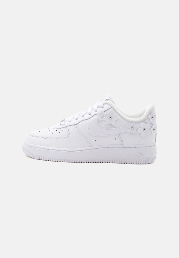 Nike Sportswear AIR FORCE 1 07 SE - Trainers - white/wolf grey/metallic silver-coloured