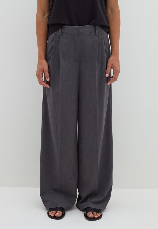 Stefanel SLOUCHY-FIT WITH DARTS
