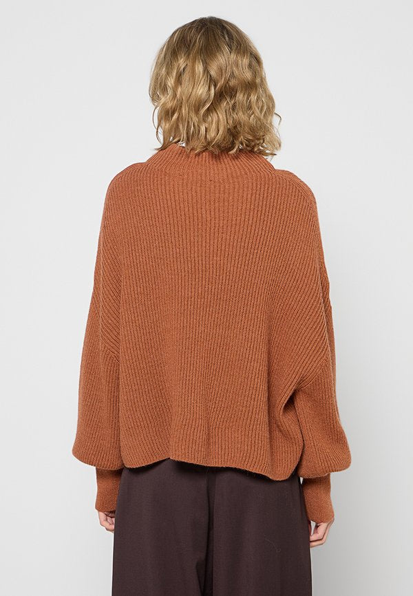 CLOSED FUNNEL NECK LONG SLEEVE