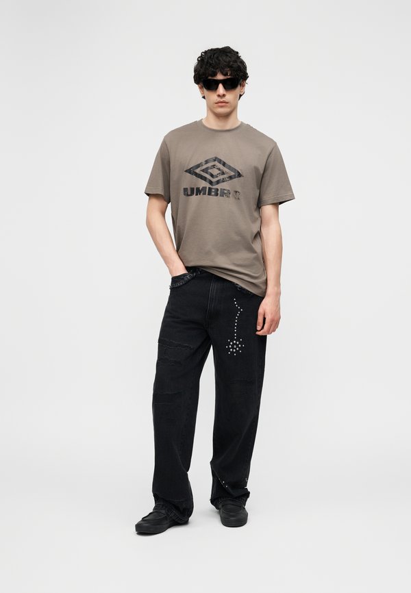 Umbro DISTRESSED LARGE LOGO GRAPHIC TEE