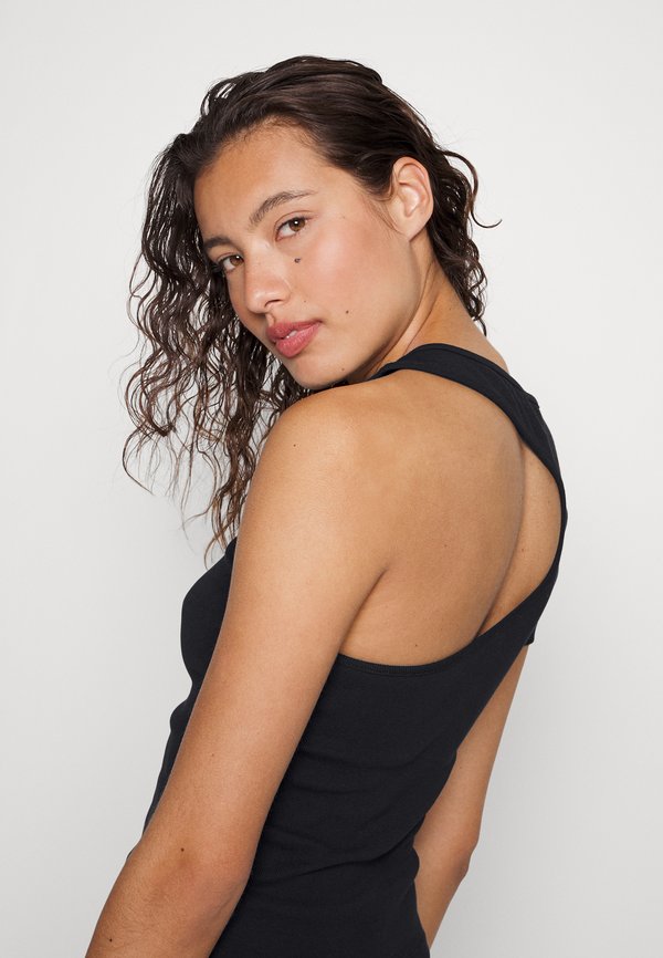 Good American ASYMMETRICAL OPEN BACK TEE