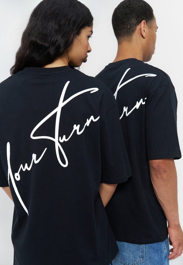 YOURTURN by Zalando BIG SCRIPT LOGO OVERSIZED FIT