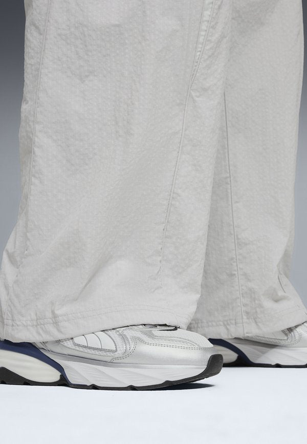 Puma FADE NITRO LS UNISEX - Trainers - silver-coloured/white/blue jewel