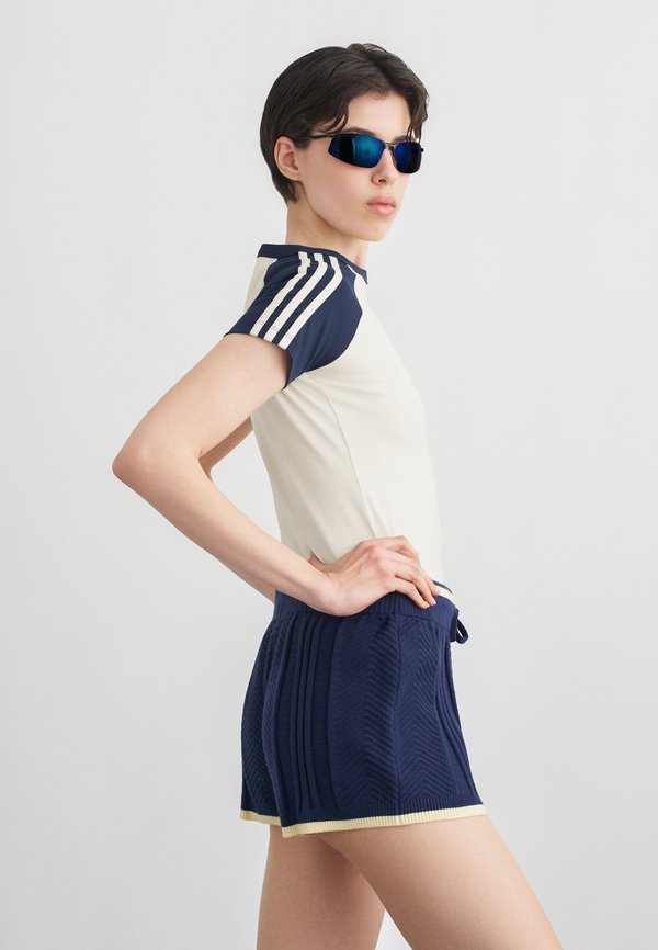 adidas Originals TEE - Print T-shirt - warm vanilla/night indigo