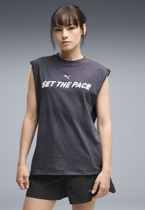 Puma RUN CULTURE COLLECTIVE RELAXED WASHED GRAPHIC ÄRMELLOSES T-SHIRT - Print T-shirt - inky depths