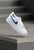 Nike Sportswear AIR FORCE 1 07 ESS - Trainers - white/court blue