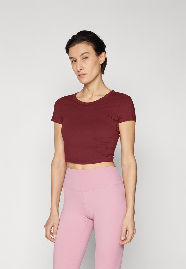 Nike Performance ONE FITTED TOP - Sports T-shirt - dark team red/black