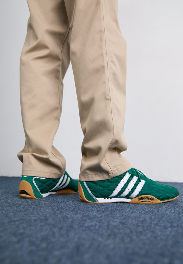 adidas Originals ADIRACER UNISEX - Trainers - collegiate green/white/gum