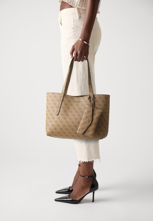 Guess BRENTON TOTE SET - Clutch - latte logo