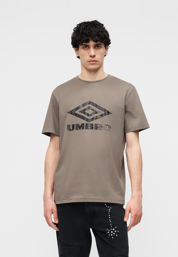 Umbro DISTRESSED LARGE LOGO GRAPHIC TEE