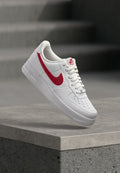 Nike Sportswear AIR FORCE 1 07 ESS - Trainers - white/univ red