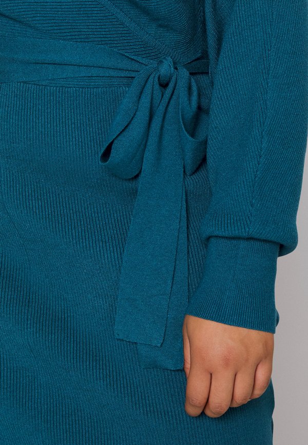 Anna Field Curvy by Zalando WRAP V AUSSCHNITT MINI STRICKKLEID MIT GÜRTEL