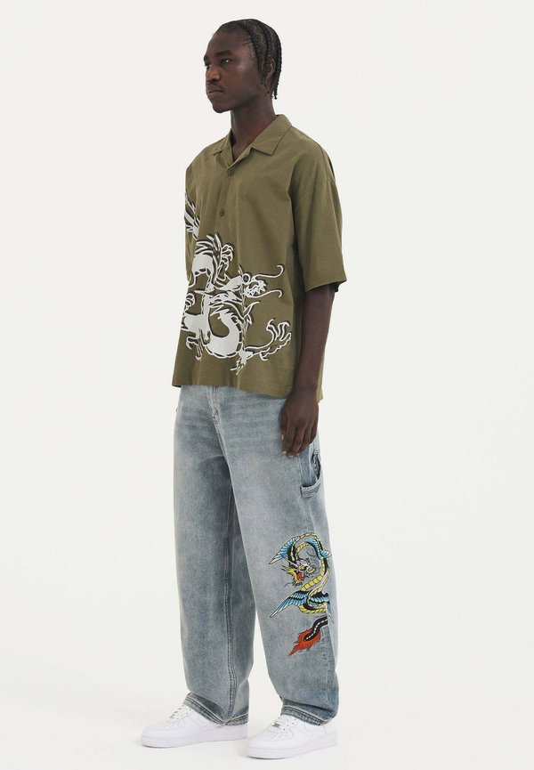 Ed Hardy OFFSET DRAGON CAMP SHORT SLEEVE