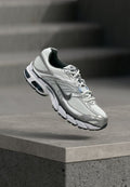 Nike Sportswear AIR MAX MOTO 2K UNISEX - Trainers - photon dust/anthracite/metallic silver-coloured/light smoke grey
