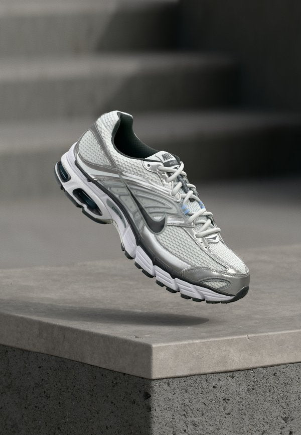 Nike Sportswear AIR MAX MOTO 2K UNISEX - Trainers - photon dust/anthracite/metallic silver-coloured/light smoke grey