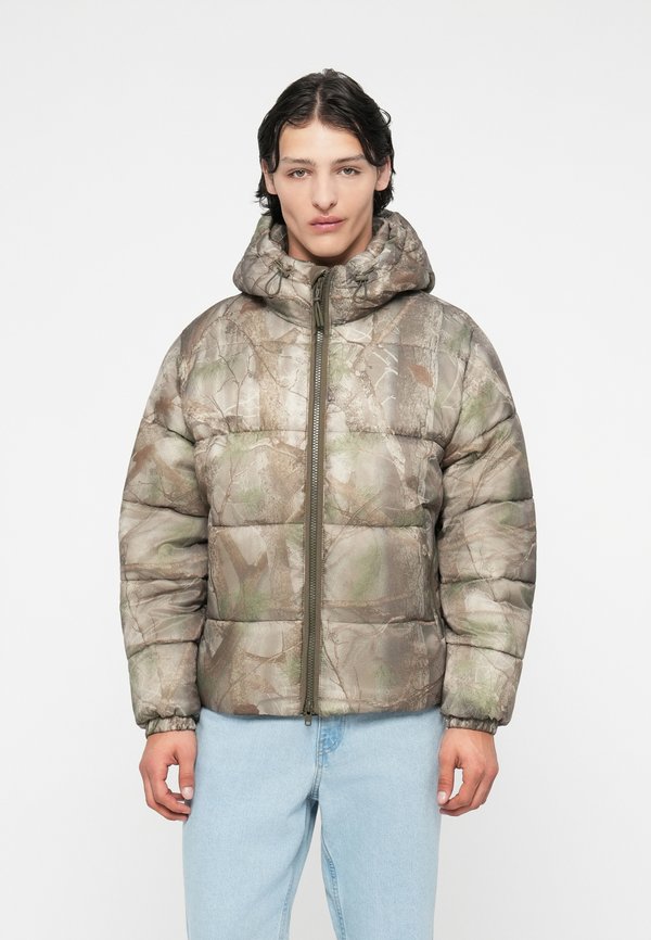 Abercrombie & Fitch AIRCLOUD HOODED PUFFER CAMO