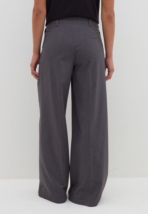 Stefanel SLOUCHY-FIT WITH DARTS