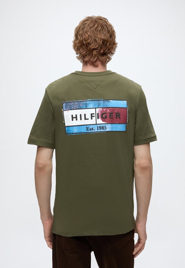 Tommy Hilfiger BRAND LOVE BACK FLAG GRAPHIC TEE - Print T-shirt - huntsman green