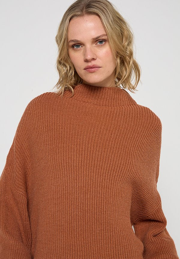 CLOSED FUNNEL NECK LONG SLEEVE