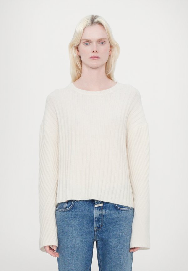 CLOSED CREW NECK