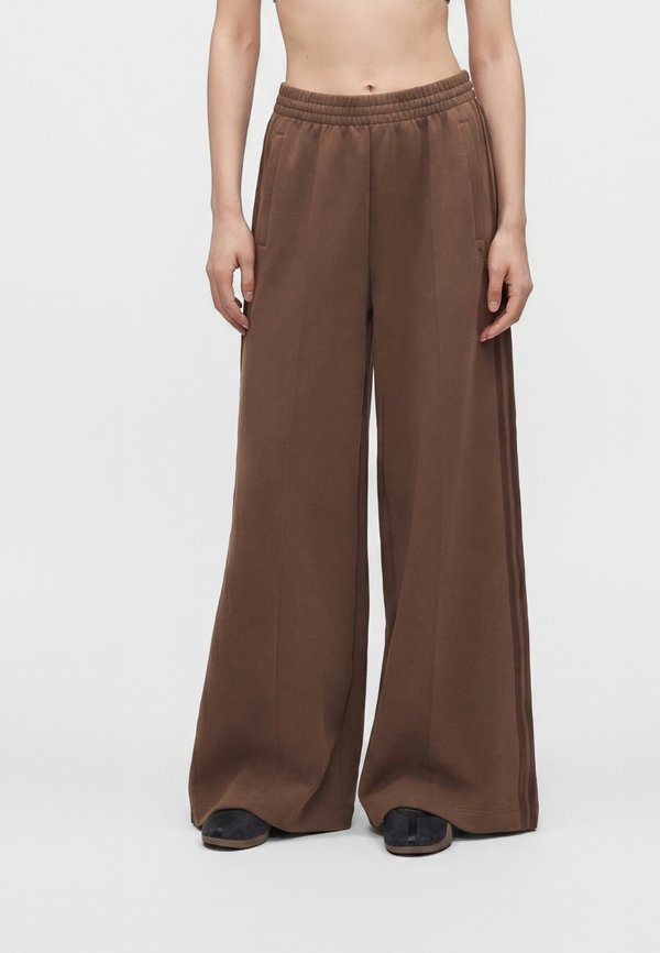 adidas Originals SPACER - Tracksuit bottoms - earth strata