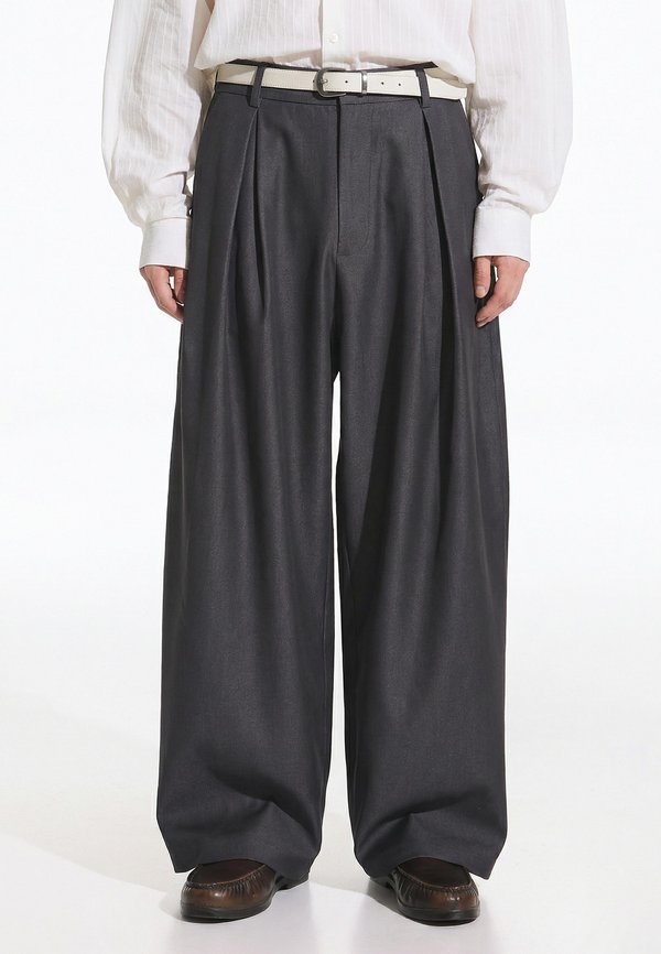 Bershka SUPER BAGGY-TROUSERS - Trousers - dark grey