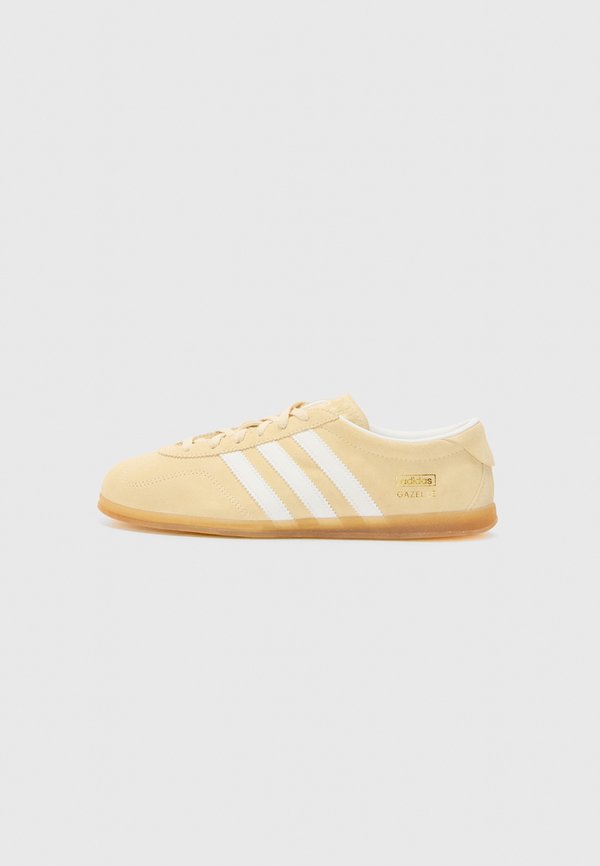 adidas Originals GAZELLE LO PRO W - Trainers - sand strata/ white/gum