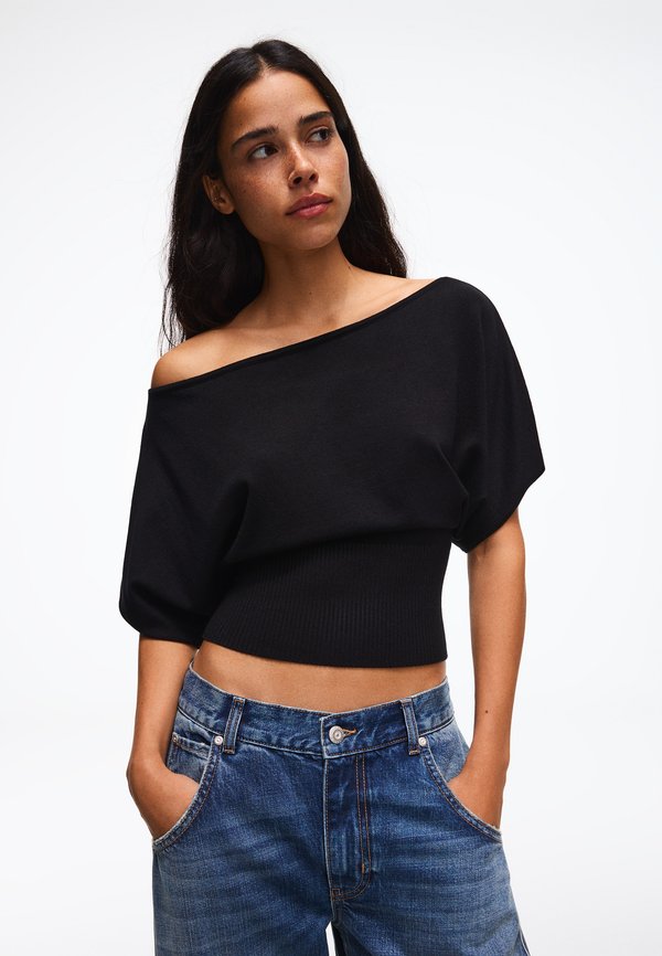 Bershka ASYMMETRIC NECK - SWEATER - Print T-shirt - black