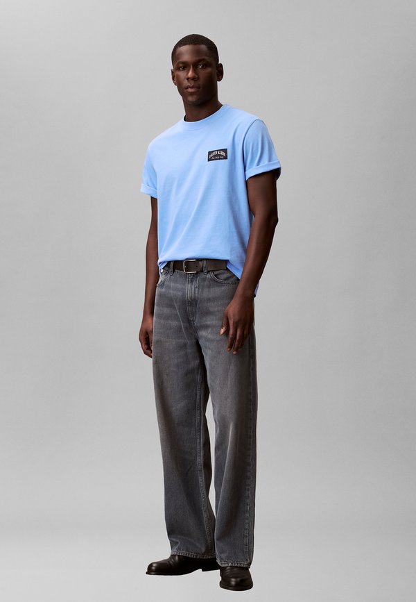 Calvin Klein Jeans EASY COLLEGIATE BADGE TEE - Print T-shirt - blue descent