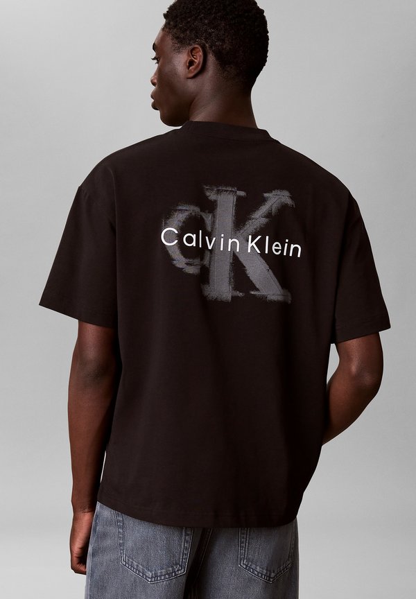 Calvin Klein Jeans CALVIN KLEIN JEANS OVERSIZED EMBOSSED LOGO T-SHIRT - Print T-shirt - black