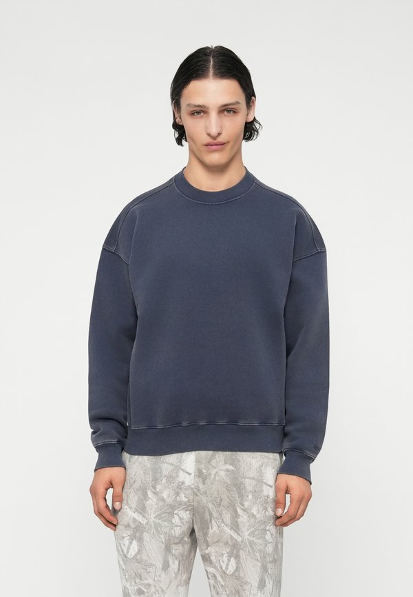 Hollister Co. WEBEX BOXY CREWS