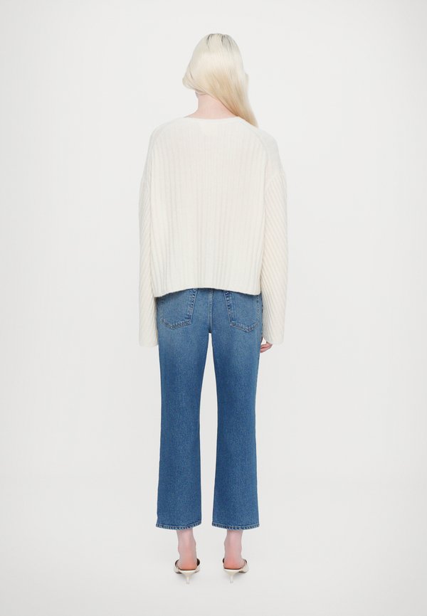 CLOSED CREW NECK