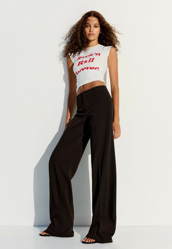Bershka WIDE-LEG - TROUSERS - Trousers - dark brown
