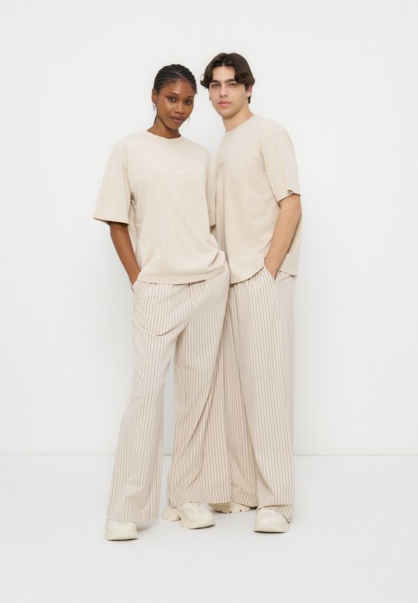 YOURTURN by Zalando OVERSIZED FIT WITH SEAMS AND EMBRO