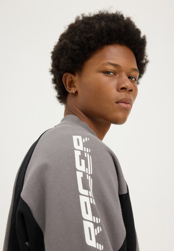 YOURTURN by Zalando SILVER RACER CREW OVERSIZED UNISEX