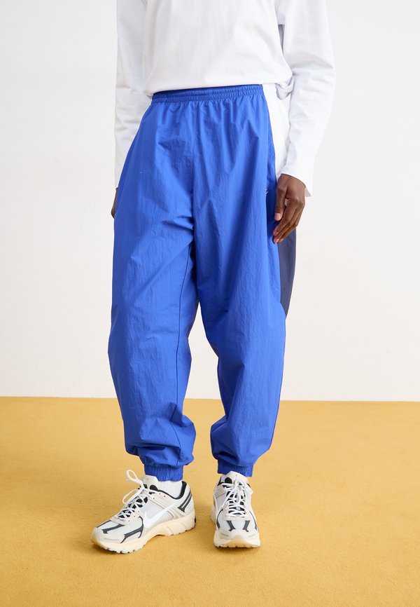 Nike Sportswear CLUB TRACK PANT - Tracksuit bottoms - game royal/white/obsidian