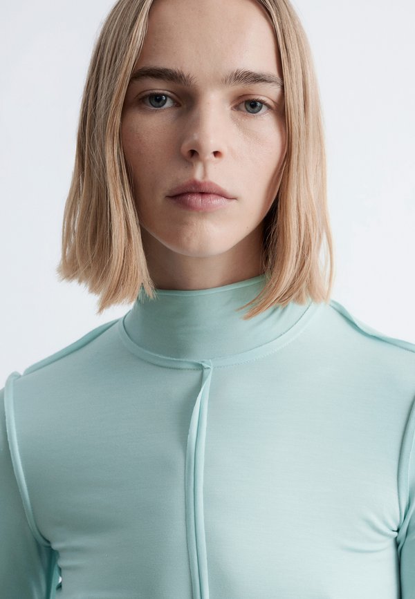 & OTHER STORIES TURTLENECK