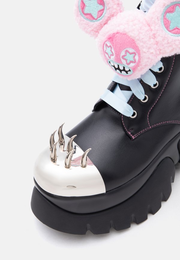 Koi Footwear JAZMIN BEAN X FRUNKROCKER SIDEKICK PLATFORM BOOTS