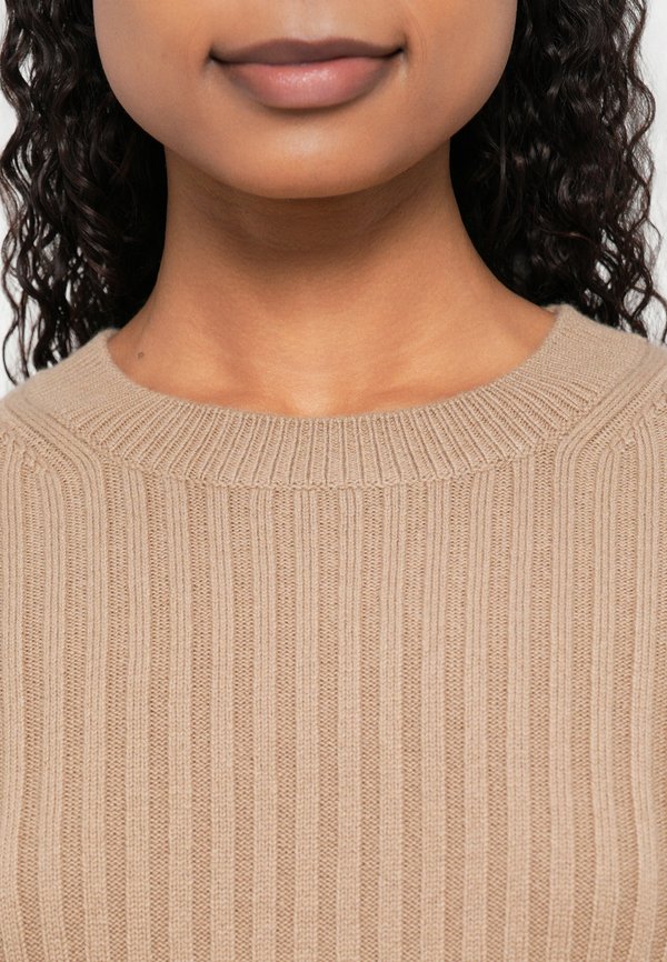 CLOSED CREW NECK LONG SLEEVE