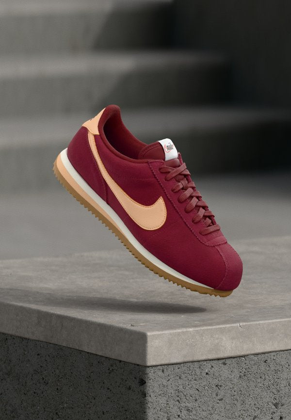 Nike Sportswear CORTEZ  - Trainers - team red/ice peach/sail/light brown