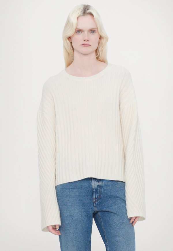 CLOSED CREW NECK