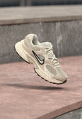Nike Sportswear V5 RNR - Trainers - light orewood brown/pale ivory/black