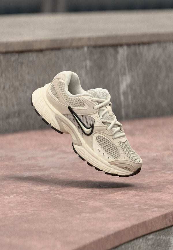 Nike Sportswear V5 RNR - Trainers - light orewood brown/pale ivory/black