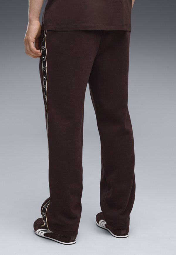 Puma ESSENTIALS ELEVATED TAPE RELAXED HOSE - Tracksuit bottoms - chocolate fondue